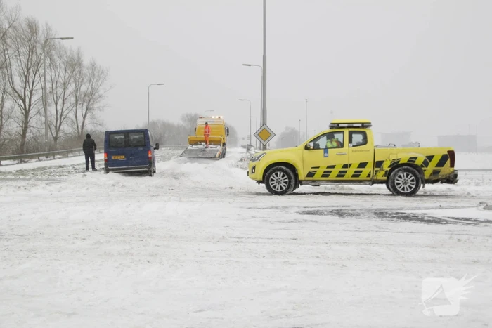 Auto glijdt van weg en komt vast te zitten
