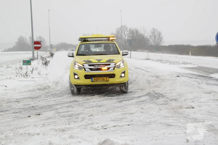 Auto glijdt van weg en komt vast te zitten
