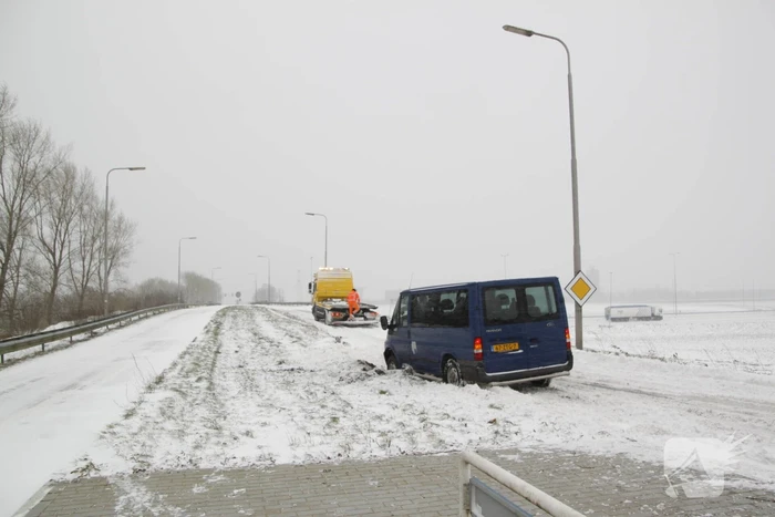 Auto glijdt van weg en komt vast te zitten