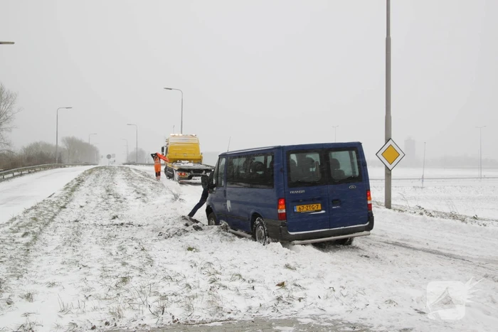 Auto glijdt van weg en komt vast te zitten