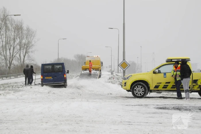 Auto glijdt van weg en komt vast te zitten