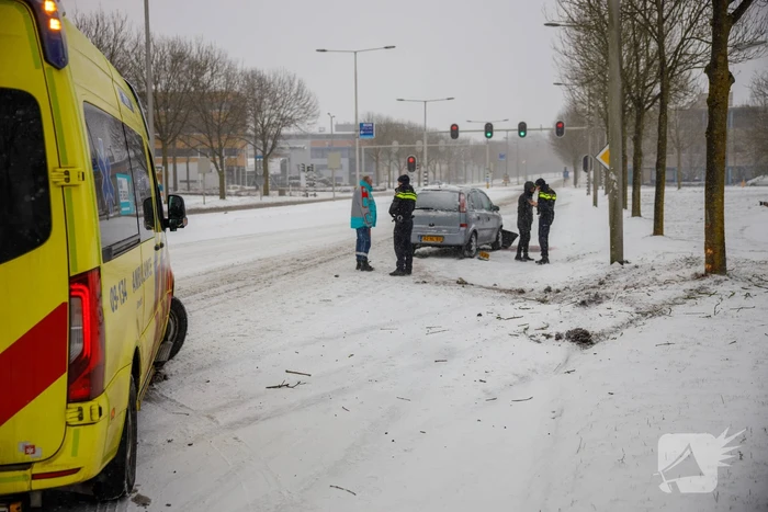 Auto glijdt en botst op boom