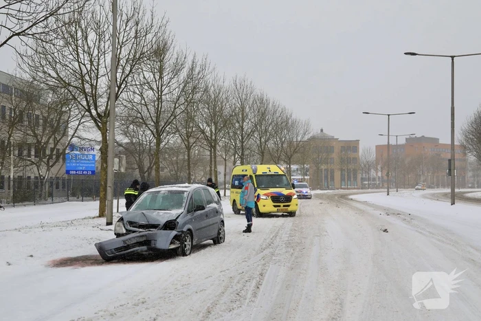 Auto glijdt en botst op boom
