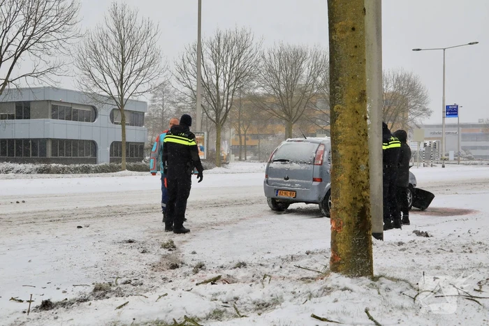 Auto glijdt en botst op boom