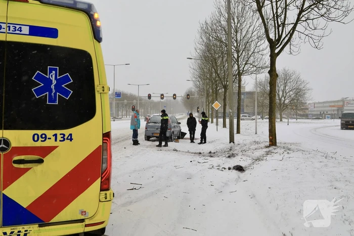 Auto glijdt en botst op boom