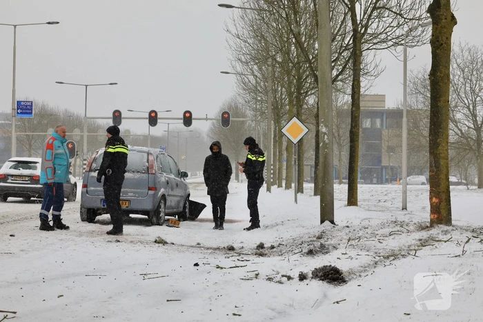 Auto glijdt en botst op boom