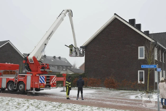 Stuk dakbedekking waait los