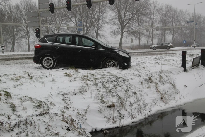 Auto naast de weg en vast in sneeuw