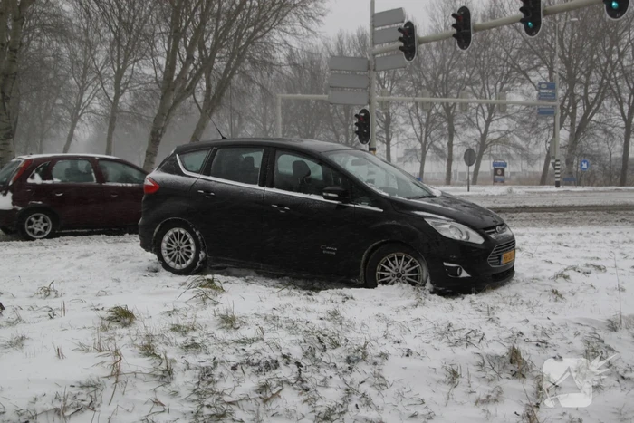 Auto naast de weg en vast in sneeuw
