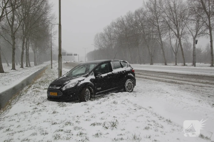 Auto naast de weg en vast in sneeuw