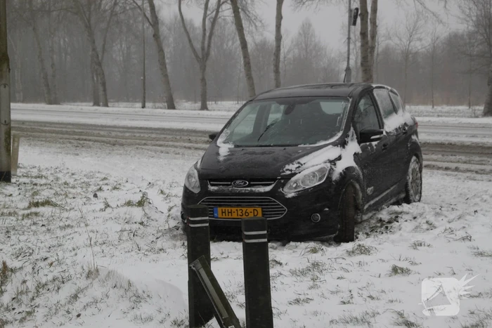 Auto naast de weg en vast in sneeuw