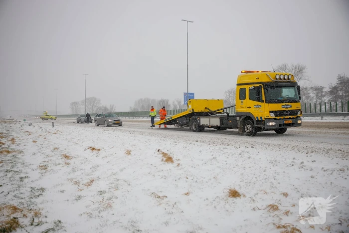 Auto's op elkaar bij glijpartij