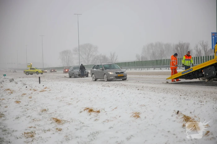 Auto's op elkaar bij glijpartij