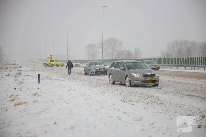 Auto's op elkaar bij glijpartij