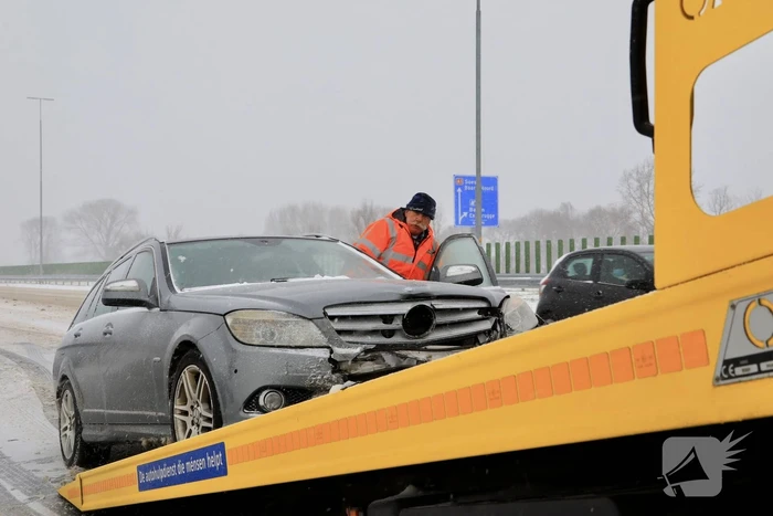 Auto's op elkaar bij glijpartij