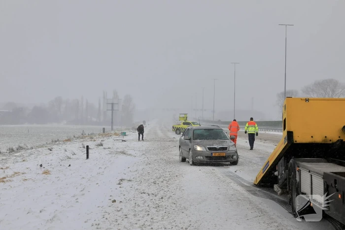 Auto's op elkaar bij glijpartij