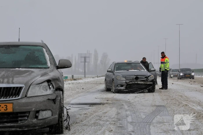 Auto's op elkaar bij glijpartij