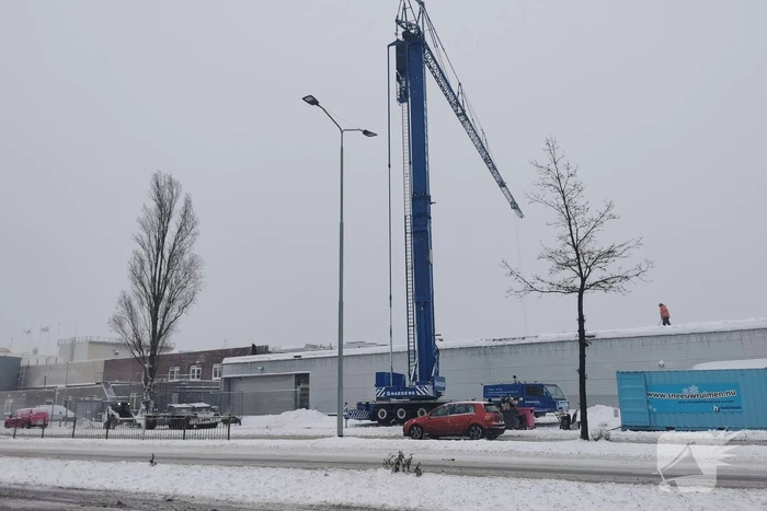 Daken bedrijfspanden sneeuwvrij gemaakt