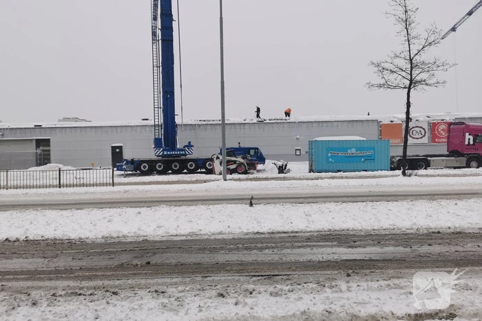 Daken bedrijfspanden sneeuwvrij gemaakt