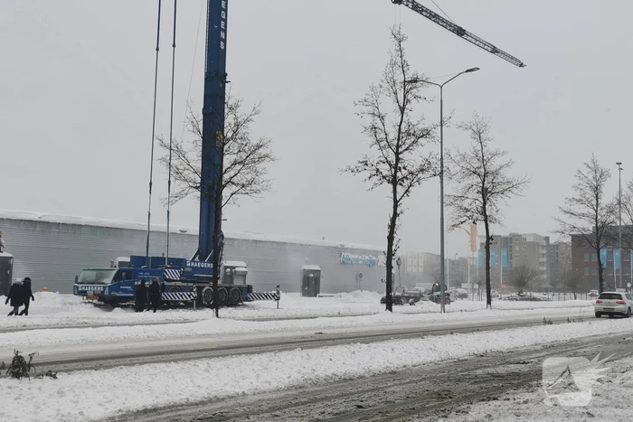 Daken bedrijfspanden sneeuwvrij gemaakt