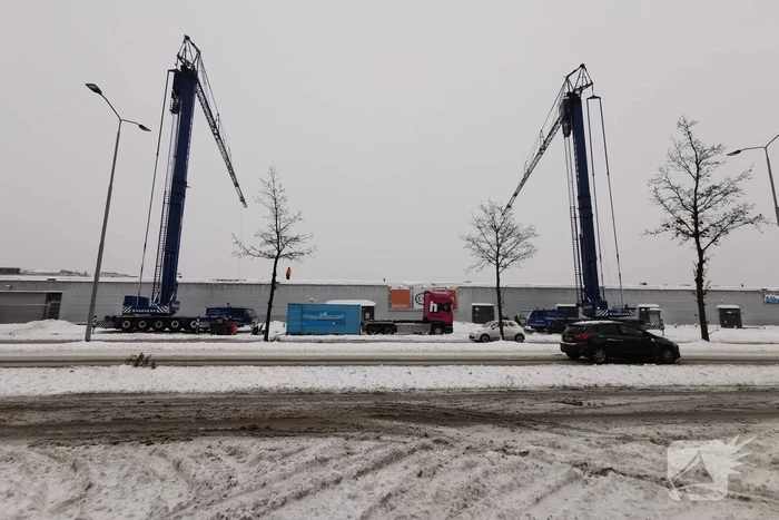 Daken bedrijfspanden sneeuwvrij gemaakt