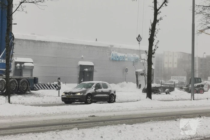 Daken bedrijfspanden sneeuwvrij gemaakt