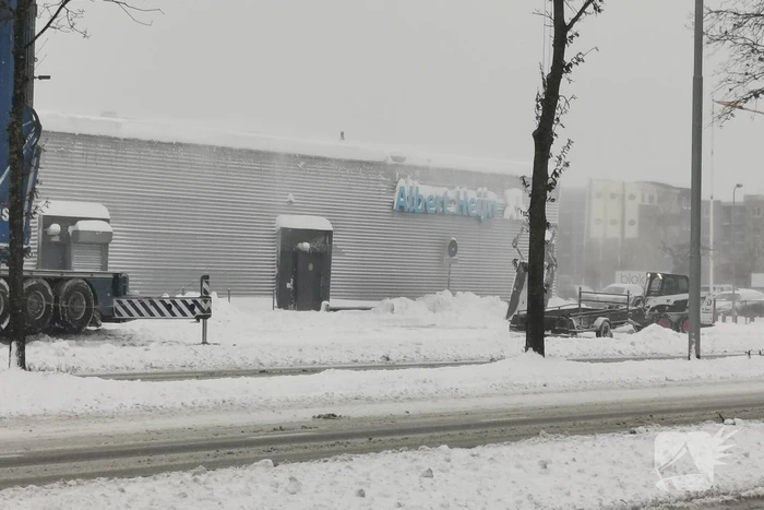 Daken bedrijfspanden sneeuwvrij gemaakt