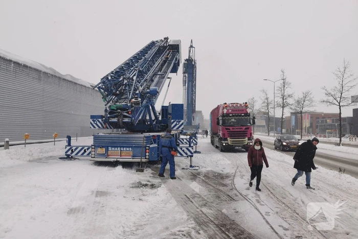 Daken bedrijfspanden sneeuwvrij gemaakt
