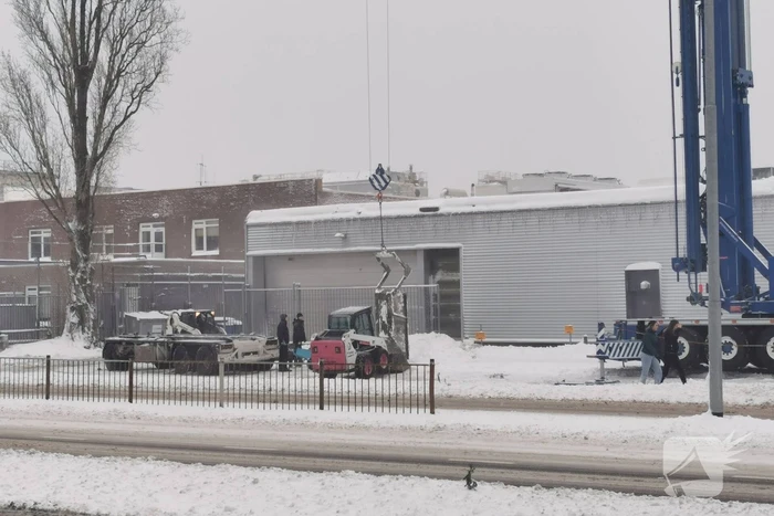 Daken bedrijfspanden sneeuwvrij gemaakt