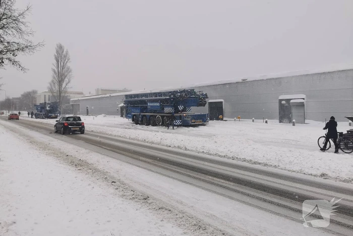 Daken bedrijfspanden sneeuwvrij gemaakt