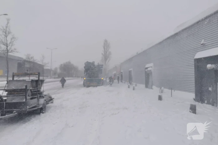 Daken bedrijfspanden sneeuwvrij gemaakt