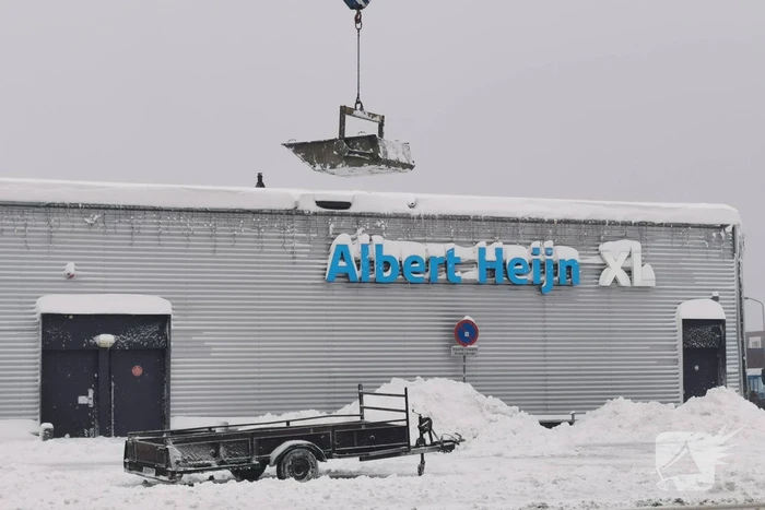 Daken bedrijfspanden sneeuwvrij gemaakt