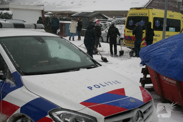 Buurtbewoners helpen ambulance de weg op
