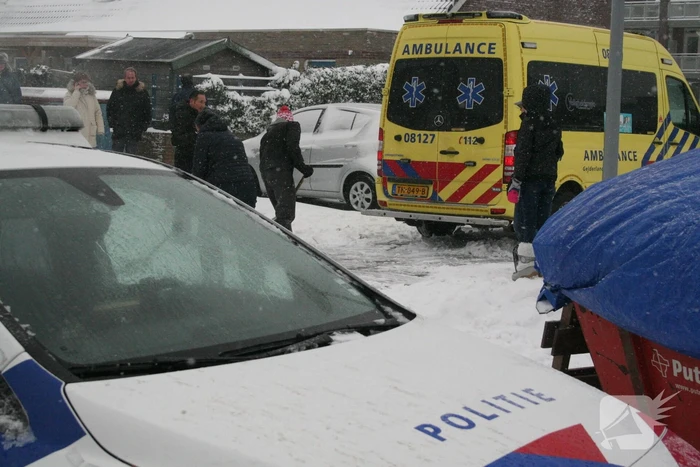 Buurtbewoners helpen ambulance de weg op