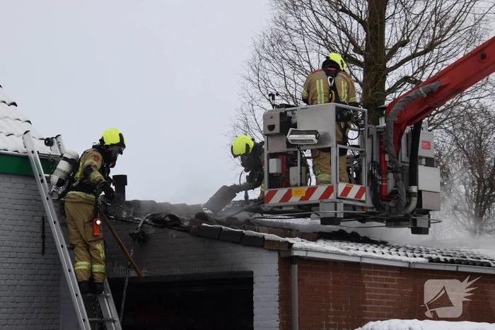 Brand in garage door houtkachel