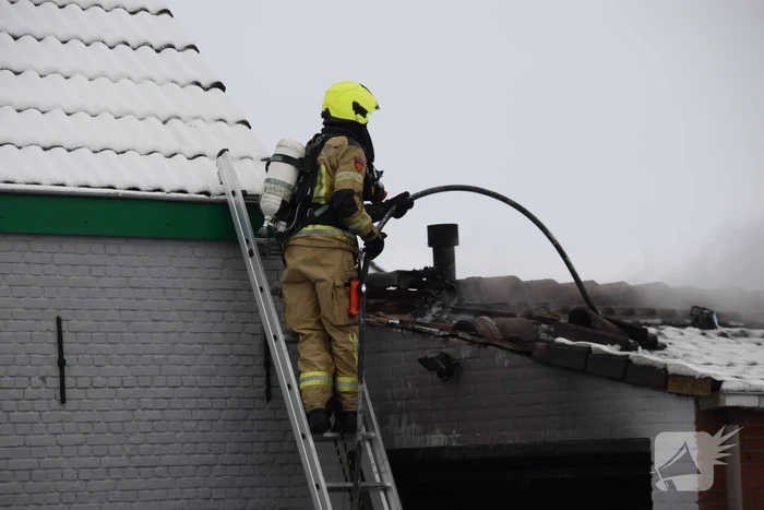 Brand in garage door houtkachel