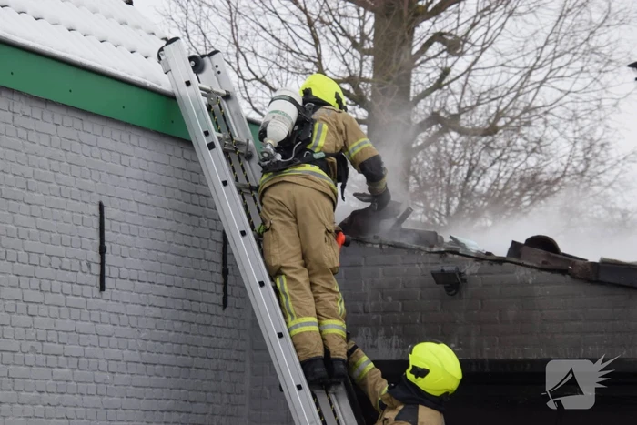 Brand in garage door houtkachel