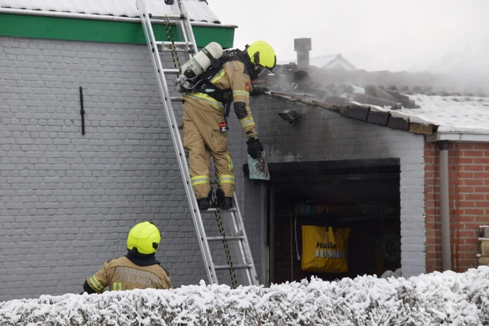 Brand in garage door houtkachel