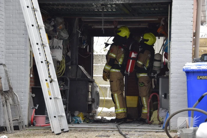 Brand in garage door houtkachel