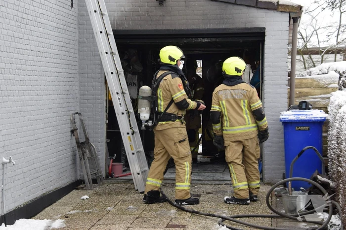 Brand in garage door houtkachel