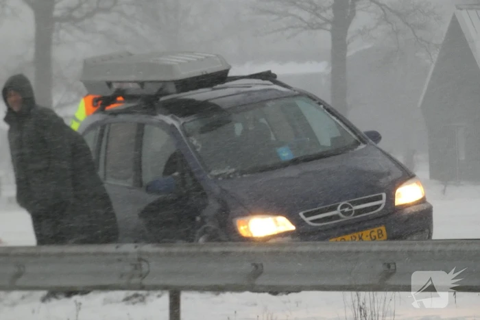 Auto spint door gladheid op snelweg