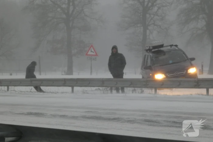 Auto spint door gladheid op snelweg