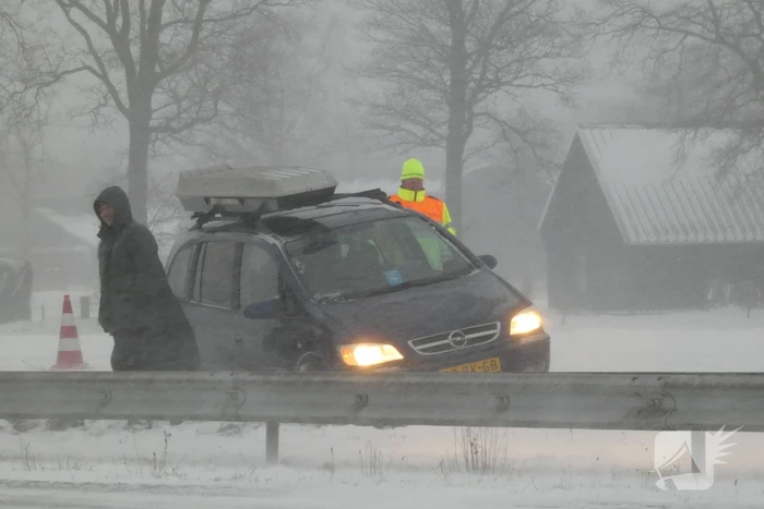 Auto spint door gladheid op snelweg