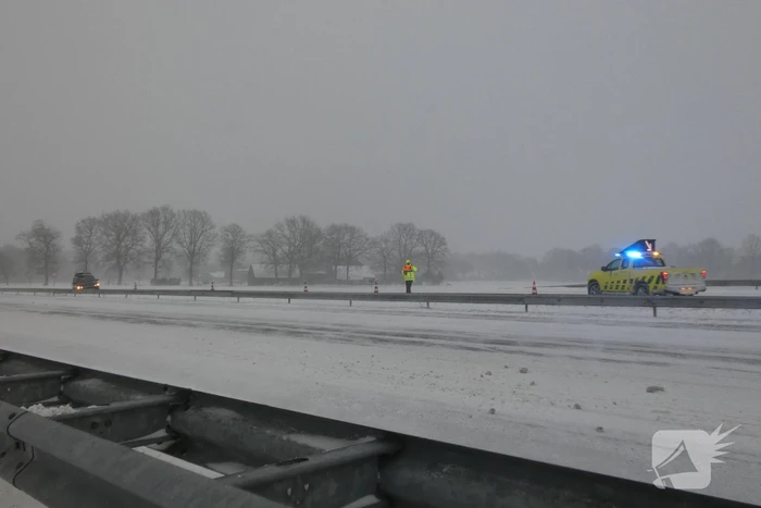 Auto spint door gladheid op snelweg