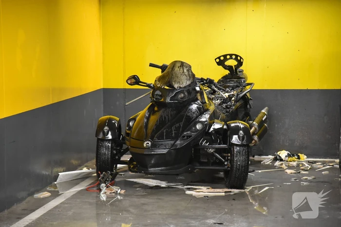 Motor in parkeergarage verwoest na brand