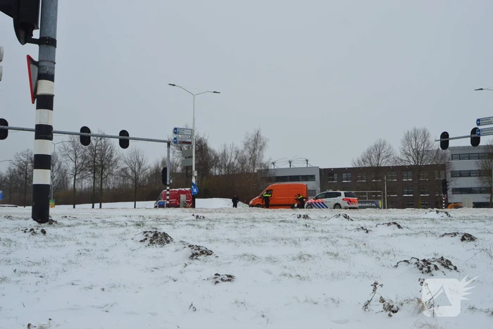 Politie bevrijdt bestelbus uit sneeuw