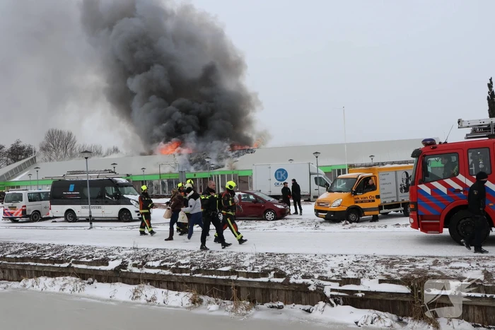 Dak Intratuin volledig in brand