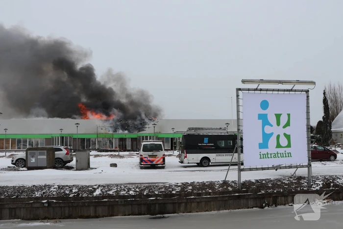 Dak Intratuin volledig in brand