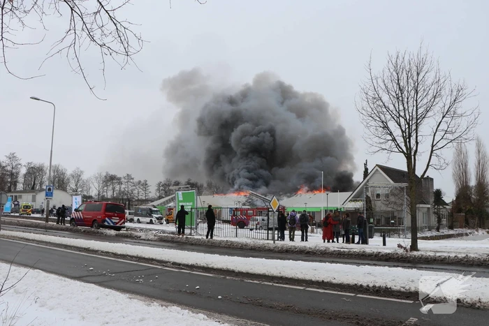 Dak Intratuin volledig in brand