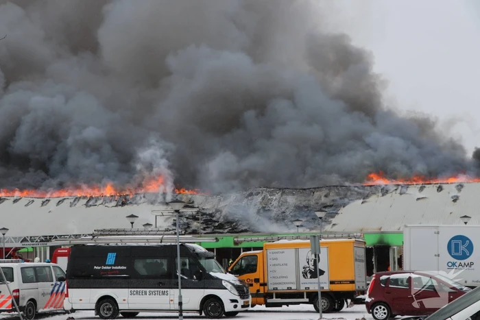 Dak Intratuin volledig in brand